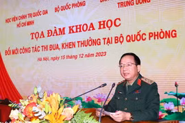  Thượng tướng Trịnh Văn Quyết, Ủy viên Trung ương Đảng, Phó Chủ nhiệm Tổng cục Chính trị QĐND Việt Nam phát biểu tại tọa đàm. (Ảnh: Trọng Đức/TTXVN)