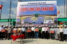 Lãnh đạo tỉnh An Giang tặng quà cho công nhân thi công Cầu Châu Đốc tại lễ hợp long. (Ảnh: Thanh Sang/TTXVN)