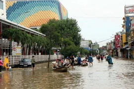 Nhiều tuyến đường ở thành phố Huế vẫn bị ngập trong nước. (Ảnh: Đỗ Trưởng/TTXVN)
