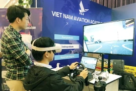 Khách tham quan trải nghiệm công nghệ hàng không tại triển lãm. (Ảnh: Mỹ Phương/TTXVN)
