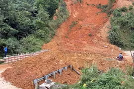 Sạt lở trên đèo Lò Xo, đoạn qua xã Đăk Man, huyện Đăk Glei, tỉnh Kon Tum, khiến giao thông bị ách tắc nhiều cây số. (Ảnh: TTXVN phát)