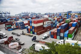 Các container hàng hóa tại Tân Cảng Sài Gòn. (Ảnh: Hồng Đạt/TTXVN)