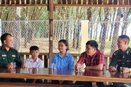 Bộ đội Biên phòng Gia Lai với mô hình "Nâng bước em đến trường." (Ảnh: Hoài Nam/TTXVN)