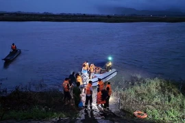 Tối 14/11, lực lượng chức năng tìm kiếm các nạn nhân bị mất tích. (Ảnh: TTXVN phát)