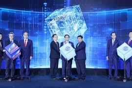 Thủ tướng Phạm Minh Chính và các đại biểu thực hiện nghi thức khánh thành Cơ sở hoạt động Mới của Trung tâm Đổi mới Sáng tạo Quốc gia (NIC) tại Khu Công nghệ Cao Hòa Lạc. (Ảnh: Dương Giang/TTXVN)