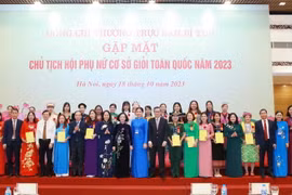 Thường trực Ban Bí thư Trương Thị Mai với các Chủ tịch Hội Phụ nữ Cơ sở Giỏi Toàn quốc năm 2023. (Ảnh: Phương Hoa/TTXVN)