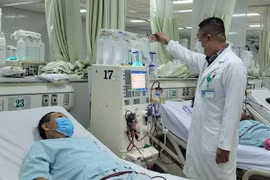 Chăm sóc bệnh nhân tại Khoa Lọc máu, Bệnh viện Bà Rịa. (Ảnh: Hoàng Nhị/TTXVN)