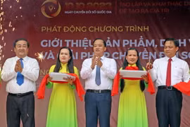 Chủ tịch UBND tỉnh Cà Mau Huỳnh Quốc Việt (giữa) cắt băng khánh thành khu trưng bày, giới thiệu sản phẩm, dịch vụ, giải pháp Chuyển đổi Số. (Ảnh: Huỳnh Anh/TTXVN)