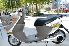 Mẫu xe máy scooter chạy điện e-Let's. (Ảnh: Internet)