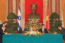 Chủ tịch nước Trương Tấn Sang và Tổng thống Shimon Peres chứng kiến lễ ký văn bản bổ sung Nghị định thư Hợp tác tài chính. (Ảnh: Nguyễn Khang/TTXVN)