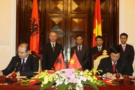 Ký chính thức Nghị định thư về hợp tác giữa hai Bộ Ngoại giao. (Ảnh: Trọng Đức/TTXVN)