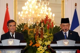 Tổng thống Indonesia (phải) và Thủ tướng Pháp tại cuộc họp báo chung sau cuộc gặp. (Ảnh: AFP/TTXVN)