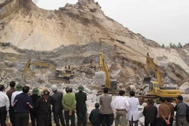 Hiện trường tìm kiếm xác nạn nhân. (Ảnh: Nguyễn Văn Nhật/TTXVN)