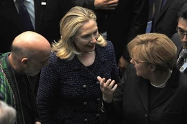 Thủ tướng Đức Angela Merkel cùng Ngoại trưởng Mỹ Hillary Clinton và Tổng thống Afghanitstan tại hội nghị. (Ảnh: Getty)