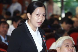 Bà Điều Huỳnh Sang, đại biểu Quốc hội tỉnh Bình Phước, chất vấn Bộ trưởng Bộ Giáo dục và Đào tạo Phạm Vũ Luận. (Ảnh: Doãn Tấn/TTXVN)