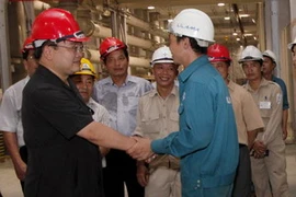 Phó Thủ tướng Hoàng Trung Hải gặp gỡ những người thợ lắp máy LILAMA. (Ảnh: Ngọc Hà/TTXVN)