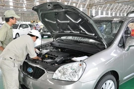 Kỹ sư ôtô của Trường Hải Group kiểm tra xe sau khi lắp ráp xong đưa ra khỏi xưởng. (Ảnh: Trần Tĩnh/Vietnam+)