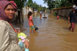 Cảnh ngập lụt ở tỉnh Kandal, cách thủ đô Phnom Penh 20 km về phía đông ngày 10/10. (Ảnh: AFP/TTXVN)