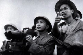 Đại tướng Võ Nguyên Giáp quan sát trận địa Điện Biên Phủ lần cuối trước khi nổ súng. (Ảnh: Tư liệu/TTXVN)