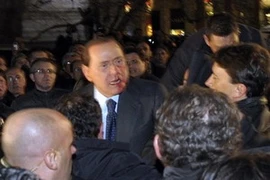 Thủ tướng Italy Silvio Berlusconi bị chấn thương ở mũi, gãy hai răng và bị rách môi khi bị tấn công hồi tháng 12/2009. (Ảnh: Reuters)