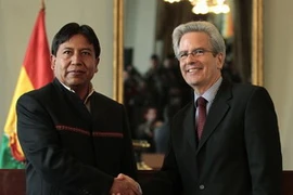 Ông Arturo Valenzuela và ông David Choquehuanca tại thủ đô La Paz ngày 1/6. (Nguồn: Reuters) 