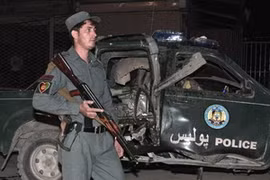 Cảnh sát Afghanistan tại hiện trường một vụ tấn công vào chiếc xe cảnh sát. (Nguồn: AP)
