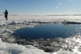 Các nhà khoa học xác nhận tìm thấy mảnh vỡ thiên thạch tại khu vực hồ Chebarkul, vùng Chelyabinsk. (Ảnh: AFP)