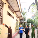 Người dân khu phố 18, phường Nhiêu Lộc, tham gia kiểm tra, vận hành hệ thống báo động của mô hình tổ liên gia an toàn phòng cháy, chữa cháy. (Ảnh: Hồng Đạt/TTXVN)