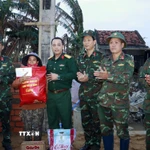 Lực lượng quân đội Bộ chỉ huy Quân sự thành phố Đà Nẵng giúp dân xây nhà sau mưa lũ. (Ảnh: Trần Tĩnh/TTXVN)