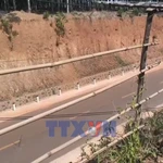 Nhà dân nằm cheo leo bên mép vực sau khi hạ cốt nền đường 