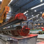 Công nhân sản xuất ống chịu lực ly tâm trong Khu công nghiệp chuyên sâu Phú Mỹ 3, phường Tân Phước, Thành phố Hồ Chí Minh. (Ảnh: Hồng Đạt/TTXVN)