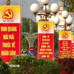 Rực rỡ các băng rôn, áp phích tuyên truyền về Đại hội XIV. (Ảnh: Chanh Đa/TTXVN)