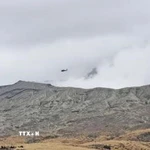 Khu vực gần đỉnh núi Aso, tỉnh Kumamoto, Tây Nam Nhật Bản, nơi trực thăng du lịch chở 3 người mất liên lạc, ngày 20/1/2026. (Ảnh: Kyodo/TTXVN)