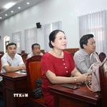 Các đảng viên, cán bộ phường Bạc Liêu (tỉnh Cà Mau) theo dõi truyền hình trực tiếp phiên khai mạc Đại hội XIV của Đảng. (Ảnh: Chanh Đa/TTXVN)