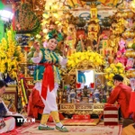 Thanh đồng Lê Thị Liên (tỉnh Lâm Đồng) thực hành nghi lễ Hầu đồng. (Ảnh: Khánh Hoà/TTXVN)