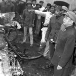 Ngày 30/12/1972, Đại tướng Võ Nguyên Giáp thị sát xác chiếc máy bay B-52 Mỹ bị quân và dân ta bắn rơi tại làng Ngọc Hà (Hà Nội) trong chuyến thăm Tiểu đoàn 79 tên lửa, đơn vị có nhiều thành tích cùng quân và dân Thủ đô đập tan cuộc tập kích chiến lược bằng không quân của Mỹ. (Ảnh: TTXVN)