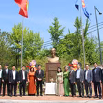 Đại sứ Vũ Hồ cùng cán bộ các cơ quan đại diện Việt Nam tại Hàn Quốc chụp ảnh lưu niệm trước tượng đài Bác Hồ trong khuôn viên Đại sứ quán. (Ảnh: Trường Giang/TTXVN)