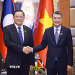 Thủ tướng Lê Minh Hưng gặp Thủ tướng Lào Sonexay Siphandone. (Ảnh: Dương Giang/TTXVN)