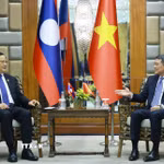 Thủ tướng Lê Minh Hưng gặp Thủ tướng Lào Sonexay Siphandone. (Ảnh: Dương Giang/TTXVN)