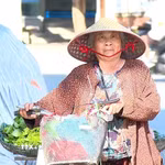 Người dân mưu sinh dưới trời nắng nóng. (Ảnh: Tuấn Anh/TTXVN)