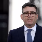 Tân Thủ tướng Anh Andy Burnham trong bài phát biểu đầu tiên trước số 10 Phố Downing, London ngày 20/7/2026. (Ảnh: THX/TTXVN phát)