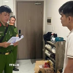 Cơ quan Cảnh sát điều tra đọc quyết định tạm giữ hình sự đối với Mai Minh Tấn. (Ảnh: TTXVN phát)