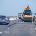 Đơn vị thi công khắc phục các vị trí bị lún trên cao tốc Hậu Giang-Cà Mau. (Ảnh: Thanh Liêm/TTXVN)