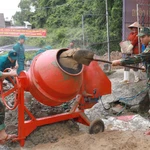 Cán bộ, chiến sỹ Ban Chỉ huy phòng thủ Khu vực 2 - Diên Khánh (Bộ Chỉ huy Quân sự tỉnh Khánh Hòa) giúp gia đình bà Lê Thị Tuyết (phường Nam Nha Trang, tỉnh Khánh Hòa) xây dựng nhà mới. (Ảnh: Xuân Triệu/TTXVN)