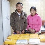 Hai đối tượng Mùa A Cú và Thào Thị Ly cùng tang vật tại cơ quan Công an. (Ảnh: TTXVN phát)