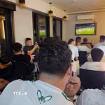 Quang cảnh xem trận đấu trong quán càphê tại Algeria. (Ảnh: Mạnh Hùng/TTXVN)
