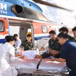 Trực thăng vận chuyển hai người bệnh từ Trường Sa về đất liền an toàn. (Ảnh: TTXVN phát)