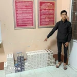 Đối tượng vận chuyển thuốc lá lậu khuya ngày 26/3/2026 bị bắt giữ cùng tang vật. (Ảnh: TTXVN phát)