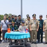 Lực lượng Bộ đội Biên phòng tỉnh Đồng Tháp tiếp nhận công dân Việt Nam do lực lượng chức năng Campuchia trao trả. (Ảnh: Nhựt An/TTXVN)