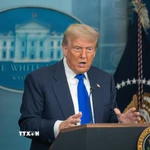 Ngày 15/1/2026, Mỹ tiếp tục gia tăng sức ép đối với Iran thông qua các biện pháp trừng phạt mới, trong khi Tổng thống Donald Trump (ảnh) cho biết Washington đang theo dõi sát diễn biến tình hình trước khi đưa ra bất kỳ quyết định tiếp theo nào. Trong bối cảnh đó, nhiều quốc gia và Liên hợp quốc (LHQ) kêu gọi các bên kiềm chế, tránh những hành động có thể làm gia tăng căng thẳng tại Trung Đông. (Ảnh: THX/TTXVN)